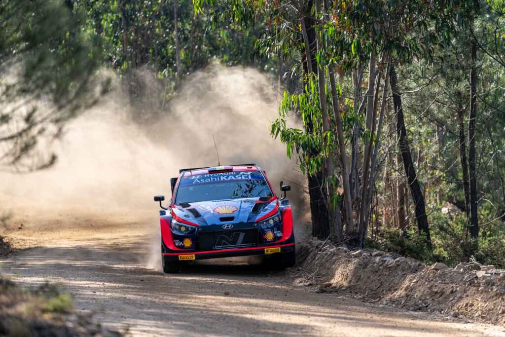 fotografía de rally para pilotos y equipos, coche en tramo de tierra con polvo, imagen de acción para patrocinadores